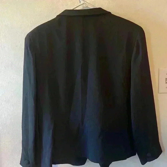 Liz Claiborne beautiful black blazer. Women’s size 12. - Picture 4 of 9